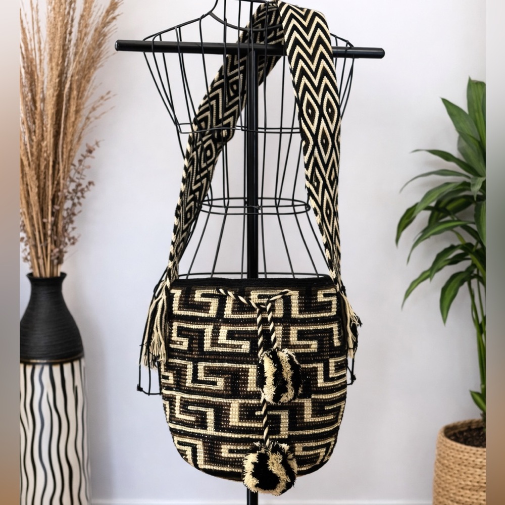 Handwoven Wayuu Mochila Crossbody Bag Black Cream Geometric Artisan Colombia